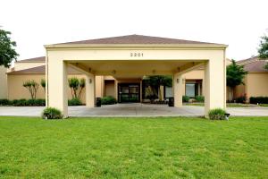 een huis met een grote garage met een gazon bij Courtyard by Marriott Dallas-Fort Worth/Bedford in Bedford
