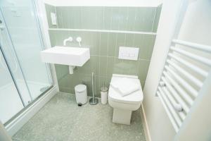 Ένα μπάνιο στο Stylish 1 Bed Apartment in Central Newark +46 φωτογραφίες