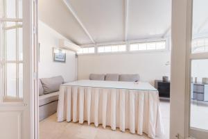 A seating area at Wide with Terrace & Parking- 3Bd 2Bth- Alfalfa