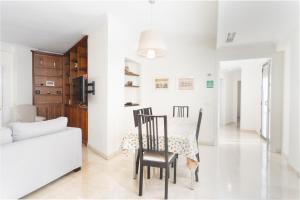 A seating area at Wide with Terrace & Parking- 3Bd 2Bth- Alfalfa
