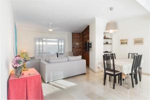 A seating area at Wide with Terrace & Parking- 3Bd 2Bth- Alfalfa