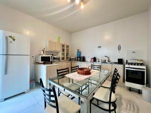 Η κουζίνα ή μικρή κουζίνα στο Casa com piscina , ar condicionado e churrasqueira no balneário Eliana