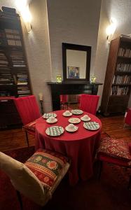 una mesa con un mantel rojo y sillas rojas en Attractive with Total Comfort - Ground Floor, en Valkenburg