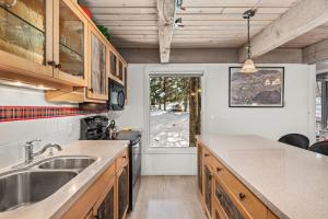 una cucina con un lavello e un bancone di Chateau Eau Claire Unit 1, Stylish Condo Overlooking the River, Walking Distance to Downtown ad Aspen