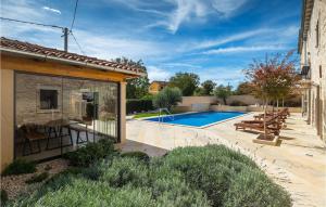 a backyard with a swimming pool and a house at Villa Simeanna in Kringa