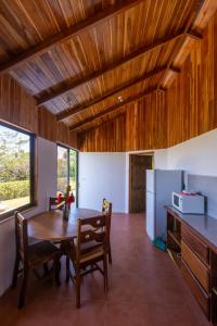 - une cuisine avec un plafond en bois, une table et des chaises dans l'établissement Cabinas Capulin & Farm, à Monteverde Costa Rica 89 autres photos