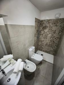 カターニアにあるAllegra Houseのトイレと洗面台付きのバスルーム +42枚の写真
