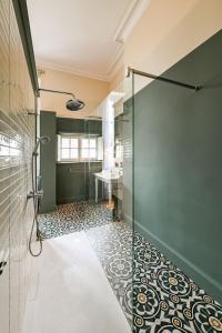 a bathroom with a shower with a glass door at DE L'ART À LA MANIÈRE - Chambre d'Hôtes de Charme - 2 Suites Haut de Gamme - Idéal Couple & Famille - Piscine - Terrasse - Calme - 15min Saint-Émilion - EXPÉRIENCE Restauration d'Oeuvre d'Art in Branne