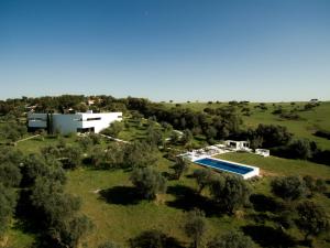 an aerial view of a house in a field with a swimming pool at Villa Extramuros in Arraiolos