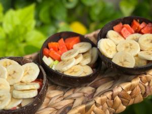 trzy miski pokrojonych bananów i marchewek na koszyku w obiekcie Mexhe Hotel El Cuyo w mieście El Cuyo +18 zdjęć