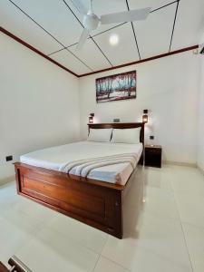 Cama en habitación con techo en Mihin Villa, en Bentota