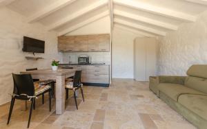 Pagliaio Tipico nello Junno في ماتيناتا: غرفة معيشة بها طاولة وأريكة