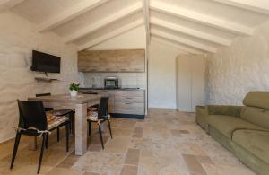 Pagliaio Tipico nello Junno في ماتيناتا: غرفة معيشة بها طاولة وأريكة +16 صورة