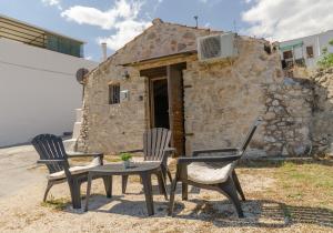 Pagliaio Tipico nello Junno في ماتيناتا: كرسيين وطاولة أمام المبنى