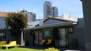 un edificio con sillas amarillas fuera de él con edificios en Kombi Cove, en Ciudad del Cabo