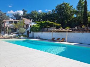 Πισίνα στο ή κοντά στο Villa Eddy