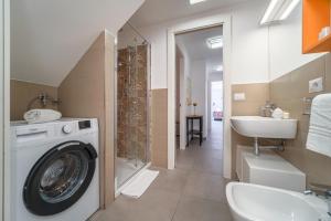 タオルミーナにあるFlower Taormina Apartmentの洗濯機と洗面台を備えたバスルーム +38枚の写真