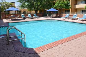 Bazén v ubytování Courtyard Dallas Las Colinas nebo v jeho okolí