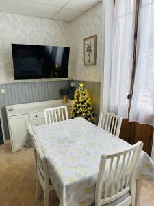 Televízia a/alebo spoločenská miestnosť v ubytovaní Appartement situé au cœur du village du Mont-Dore