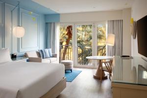 Postel nebo postele na pokoji v ubytování Renaissance Wind Creek Curacao Resort