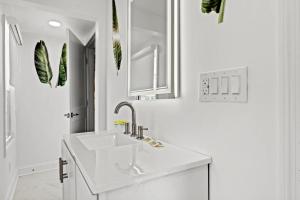 マートルビーチにある3BR 2BTH Near the Beach Main St Pet Friendlyの洗面台と鏡のある白いバスルーム +47枚の写真