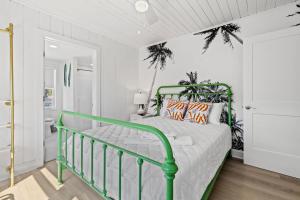 マートルビーチにある3BR 2BTH Near the Beach Main St Pet Friendlyの白い部屋に緑のベッドが備わるベッドルーム1室