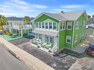 マートルビーチにある3BR 2BTH Near the Beach Main St Pet Friendlyの緑の家像