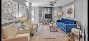 バトンルージュにあるElegant condo Two ensuite baths with gourmet kitchen near Mall of LA & LSU Top restaurant venuesの青いソファと椅子のあるリビングルーム