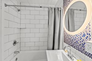 4BR2BA Sleeps 12 Pet-Friendly Steps to Beach的一间浴室
