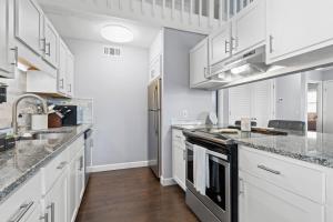 Kuchyň nebo kuchyňský kout v ubytování Reel 'em Inn home