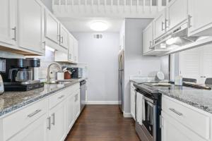 Kuchyň nebo kuchyňský kout v ubytování Reel 'em Inn home