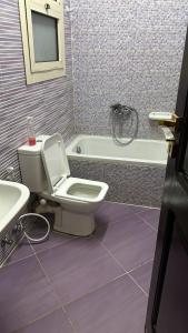 Koupelna v ubytování شقة بكمبوند التجمع الخامس قريب من الجامعه الأمريكية