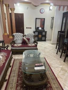 Posezení v ubytování شقة بكمبوند التجمع الخامس قريب من الجامعه الأمريكية