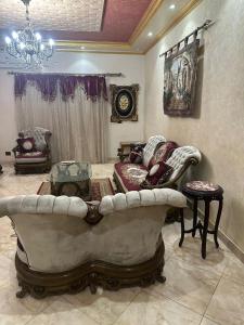 Posezení v ubytování شقة بكمبوند التجمع الخامس قريب من الجامعه الأمريكية