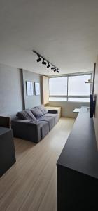 una grande camera con un letto e un tavolo di Apartamento no Edifício Manhattan - Bairro Nobre de Caruaru a Caruaru