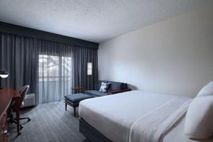 Postel nebo postele na pokoji v ubytování Courtyard by Marriott Dallas Richardson at Spring Valley + 19 fotografií