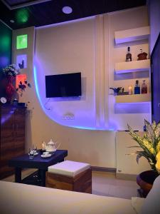 TV a/nebo společenská místnost v ubytování Chandrama Home's