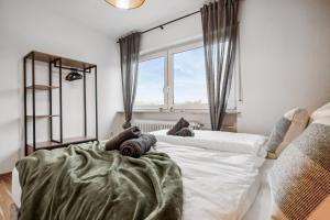 ザンクト・ヴェンデルにあるWendel Living I - Gemütlich und modernのベッド2台と窓のある寝室
