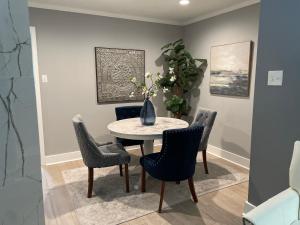 バトンルージュにあるElegant condo Two ensuite baths with gourmet kitchen near Mall of LA & LSU Top restaurant venuesのテーブルと椅子のあるダイニングルーム