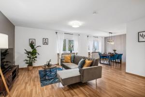 ザンクト・ヴェンデルにあるWendel Living I - Gemütlich und modernのソファとテーブルのあるリビングルーム