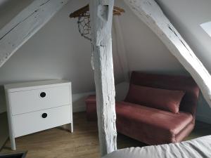 Un dormitorio con una cama y un sofá rojo. en Appartement typique Rouen centre tout confort, en Rouen
