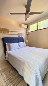 Postel nebo postele na pokoji v ubytování Apartamento en Proyecto Frente al Mar en Sosua