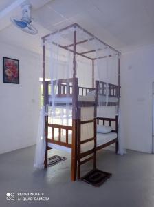 een stapelbed met een baldakijn in een kamer bij Dream Sun in Weligama