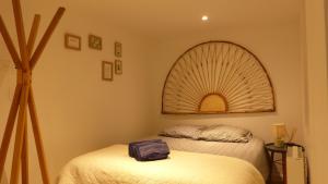 una camera con due letti e un grande specchio di CosyRouen Jacuzzi Parking gratuit a Rouen