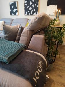Posezení v ubytování Moderne Wohnung mit Seeblick + 19 fotografií
