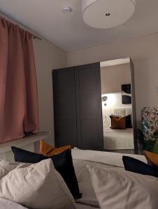 Postel nebo postele na pokoji v ubytování Moderne Wohnung mit Seeblick