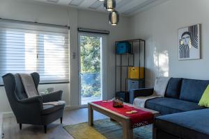 ein Wohnzimmer mit Sofa und Tisch in der Unterkunft Central Square Residence in Konitsa