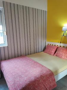 Schlafzimmer mit einem Bett mit einer roten Bettdecke in der Unterkunft Casa Mia 2 Porto in Herceg-Novi