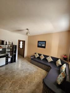 a living room with a couch and a tv at casa de praia in Guarapari