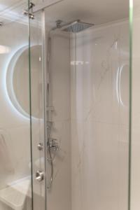 ein Badezimmer mit Dusche mit Glastür in der Unterkunft Central Square Residence in Konitsa + 24 Fotos